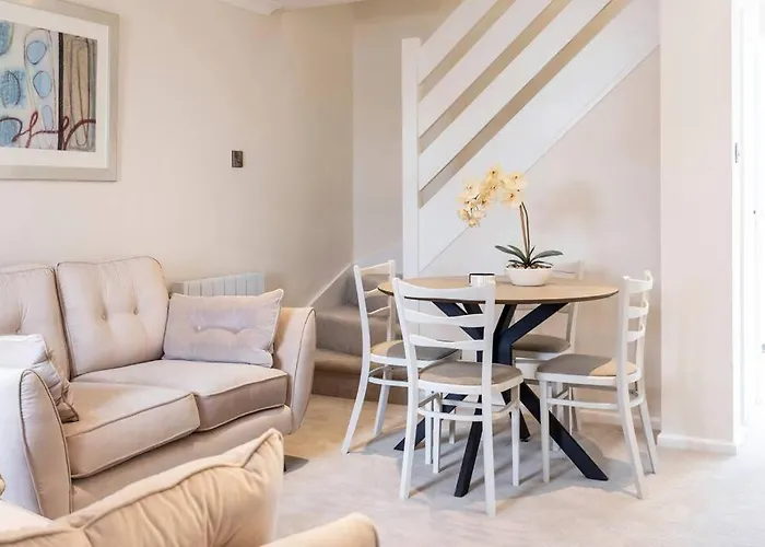 \'The Cobbles\' - Central, Stylish, Garden, Views