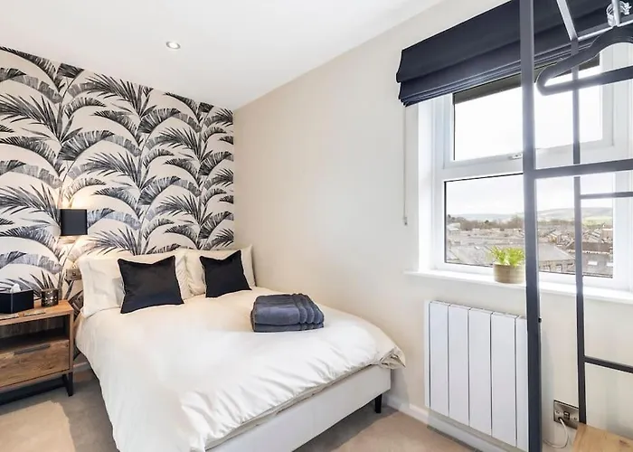 \'The Cobbles\' - Central, Stylish, Garden, Views